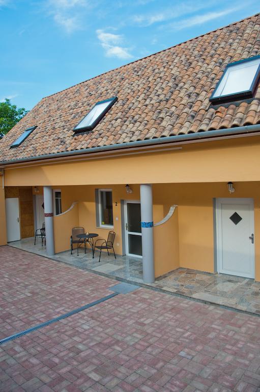 Alt Baden Apartement Dunaszekcso Bagian luar foto